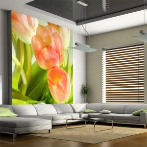 Fototapeta z elementem tulipanów w pełnym kolorze idealnie pasuje do surowego wnętrza. 