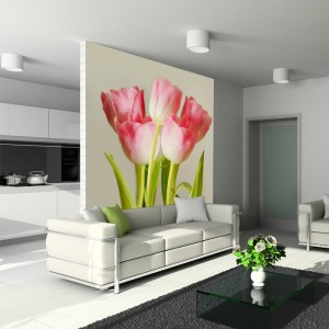 Obraz statycznych tulipanów wyróżniający się na tle kuchni i jadalni w stonowanych kolorach. 